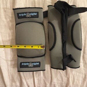 Triple Eight Gray knee Guards for snowboarding